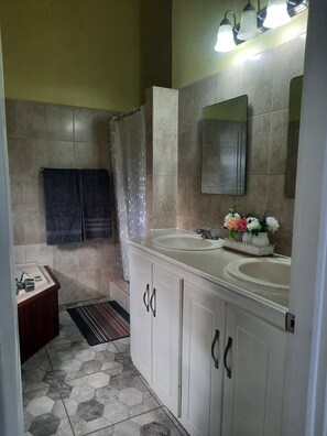 Bathroom - La Casa Slu (Gros Islet)