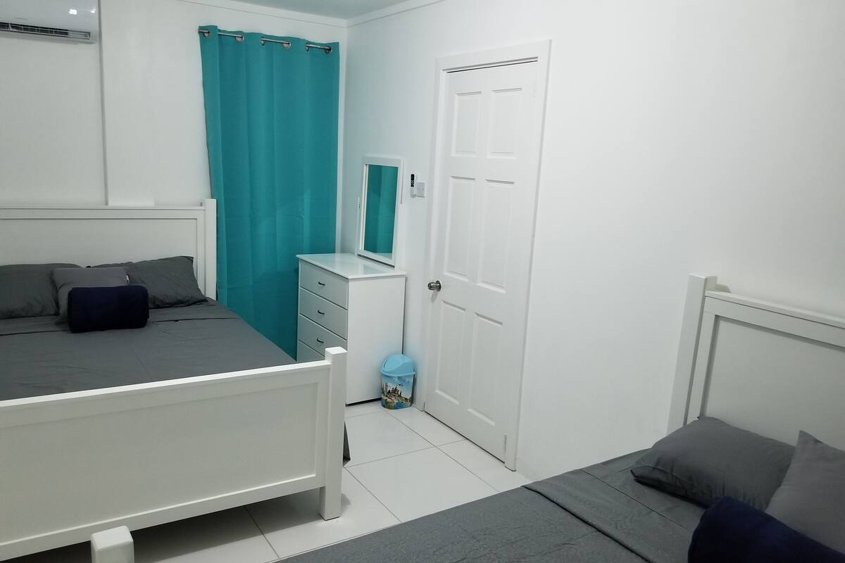 Golden Apple | Laptop workspace, iron/ironing board, cribs (surcharge), WiFi (free)
