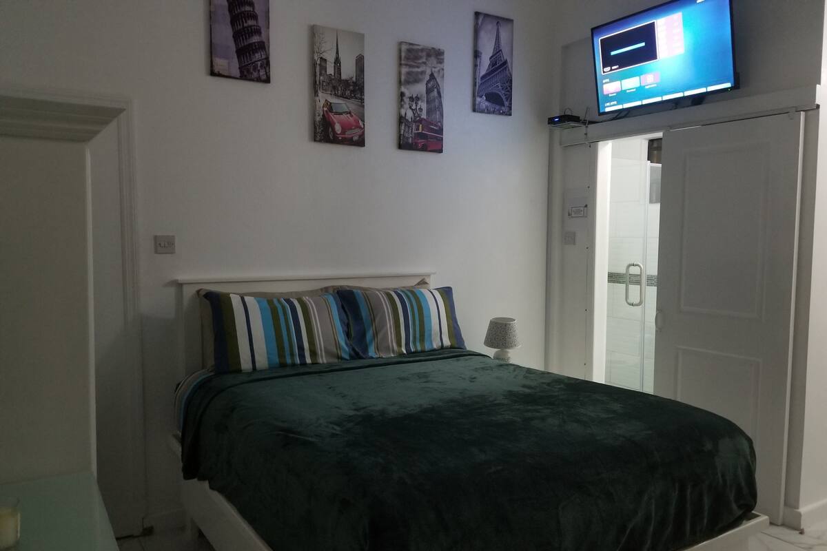 Mango | Laptop workspace, iron/ironing board, cribs (surcharge), WiFi (free)