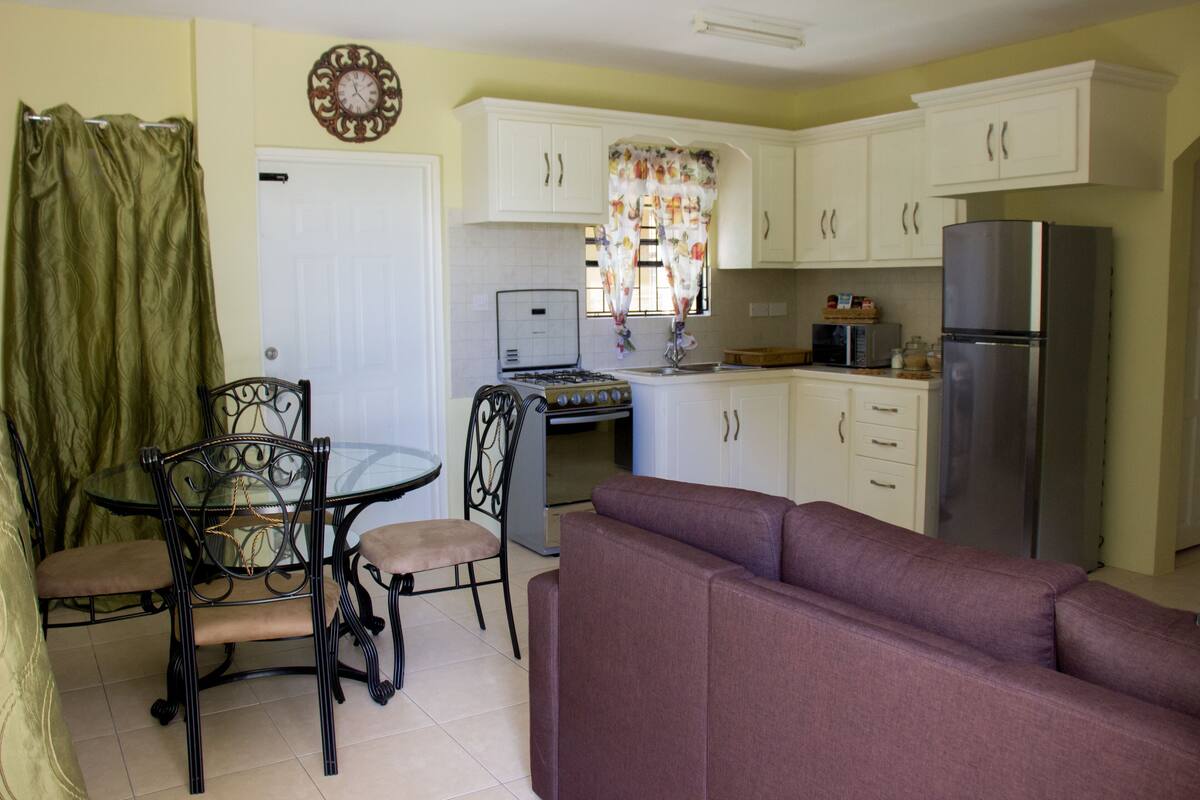 Guava | Living area | Flat-screen TV