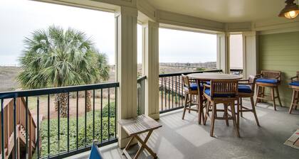 Beachfront villa w/ ocean views, private deck, pool access – steps from beach