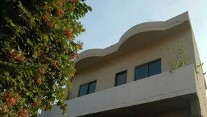 Ein Gebäude mit gewölbter Dachlinie und zwei sichtbaren Fenstern.