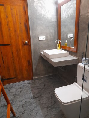 Dutxa, bidet, tovalloles i sabó