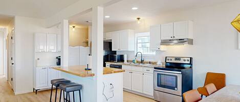 Kühlschrank, Mikrowelle, Ofen, Herdplatte