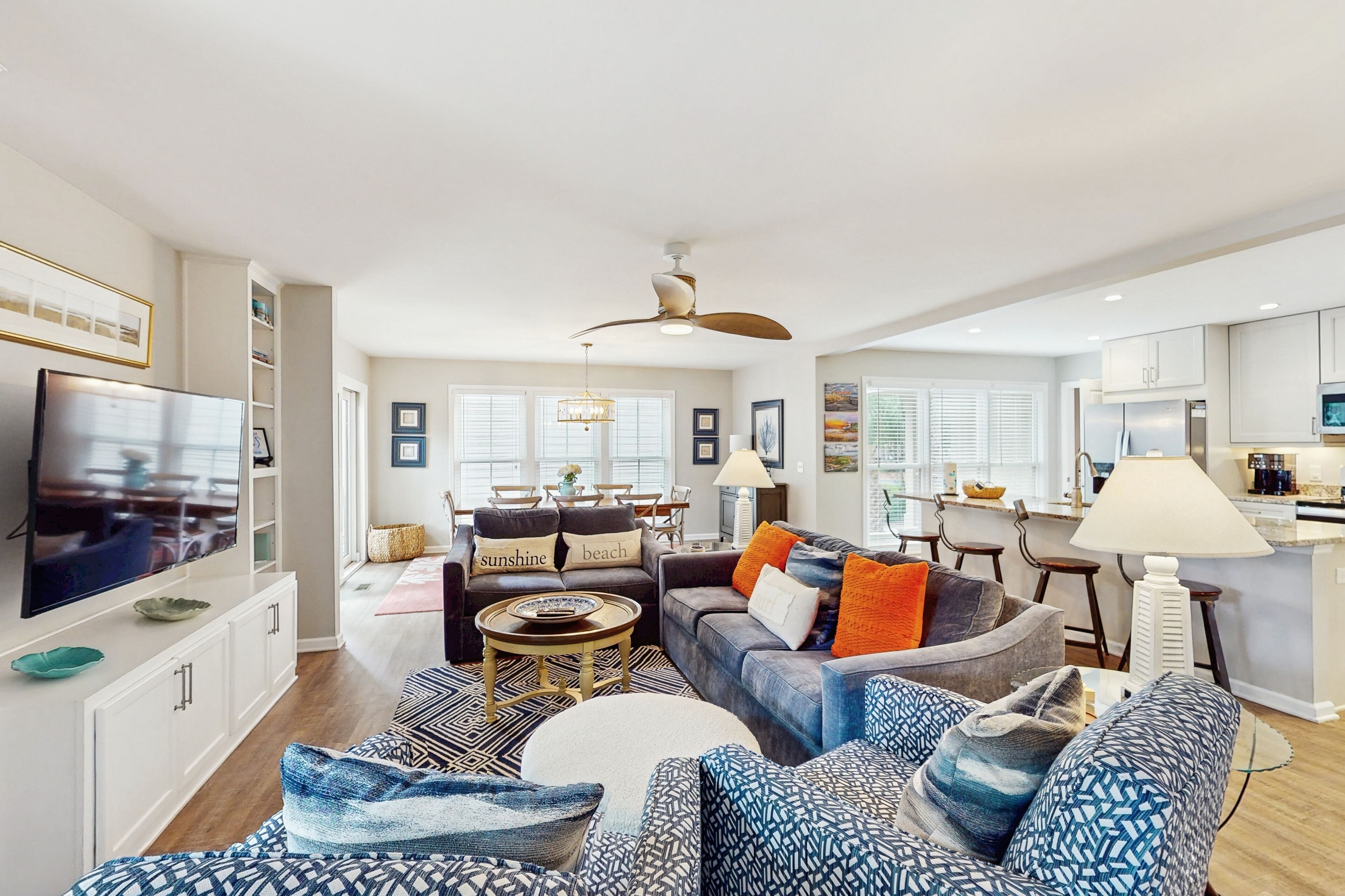 平板电视、DVD 播放器