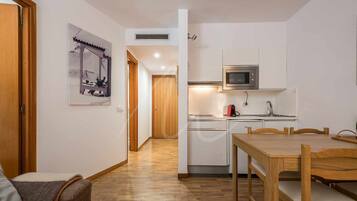 Micro-ondes, grille-pain, batterie de cuisine, vaisselle et ustensiles