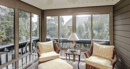 Villa with screened porch & ocean views - just across the street from the beach
