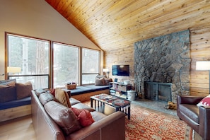 TV, fireplace, DVD player - Dog-friendly house with pool, hot tub, fitness room, fireplace, grill, & deck (Black Butte Ranch)