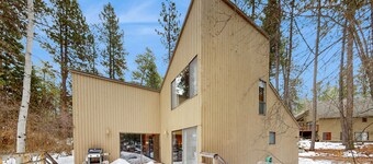 Dog-friendly house with pool, hot tub, fitness room, fireplace, grill, & deck