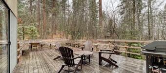 Dog-friendly house with pool, hot tub, fitness room, fireplace, grill, & deck