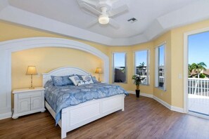 5 soverom, skrivebord, strykejern/-brett og reiseseng for barn