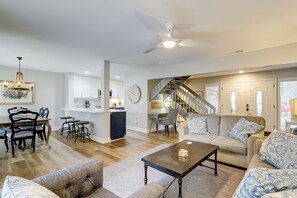 TV, DVD player - Stunning Sea Pines getaway close to the beach & golf - newly renovated (Hilton Head)