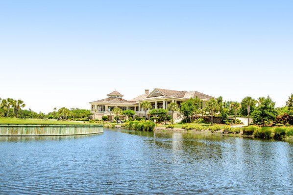 Exterior - Stunning Sea Pines getaway close to the beach & golf - newly renovated (Hilton Head)