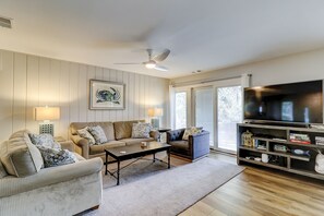 TV, DVD player - Stunning Sea Pines getaway close to the beach & golf - newly renovated (Hilton Head)