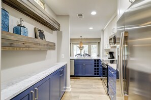 Fridge, microwave, oven, stovetop - Stunning Sea Pines getaway close to the beach & golf - newly renovated (Hilton Head)