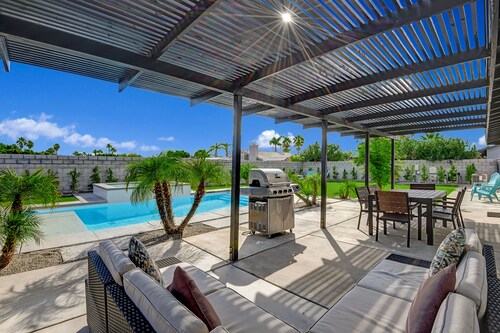 Dog-Friendly Home with Private Saltwater Pool & Spa, Mountain View