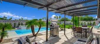 Licht huis met prive zwembad en spa, vuurtafel, uitzicht op de bergen - hondvriendelijk!