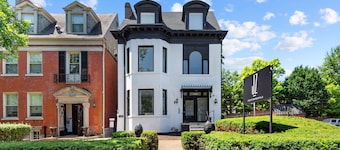 Maison de ville récemment rénovée 1 sur 2 - Central West End | JZ Vacation Rentals