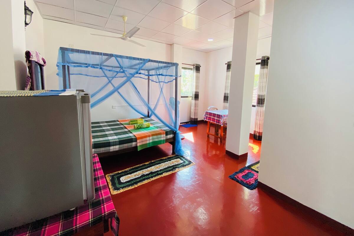 Double room with balcony | Camas Select Comfort, cofres nos quartos, individualmente decorados