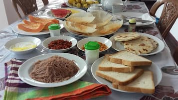 Desayuno de cocina local (USD 4 por persona)