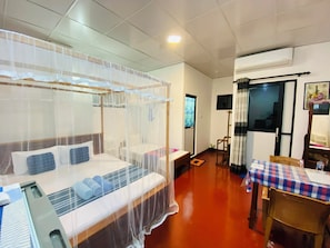 Comfort-Dreibettzimmer | Select-Comfort-Betten, Zimmersafe, individuell dekoriert