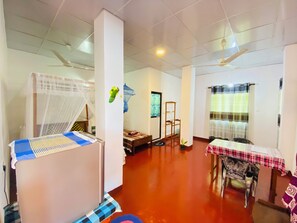 ファミリー ダブルまたはツインルーム | セレクト コンフォート製ベッド、セーフティボックス (室内)、客室ごとに異なる装飾、客室ごとに異なるインテリア