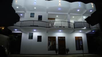 Vista frontal de la propiedad
