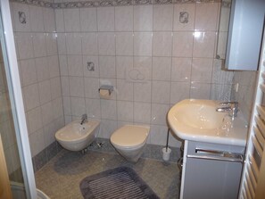 Douche, sèche-cheveux, serviettes fournies