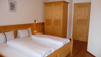 1 bedroom, desk, WiFi, bed sheets