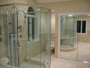 Banyera, assecador de cabells, bidet i tovalloles 