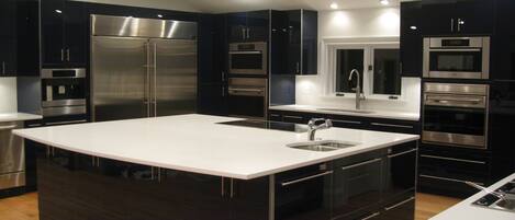 Jääkaappi, mikroaaltouuni, uuni, liesi