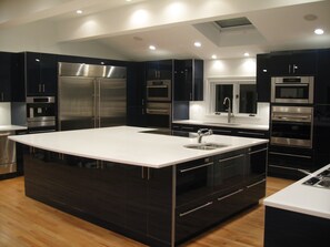Fridge, microwave, oven, stovetop - The Place to Stay and Get Away - Great for Families and Corporate Retreats (Kingston)