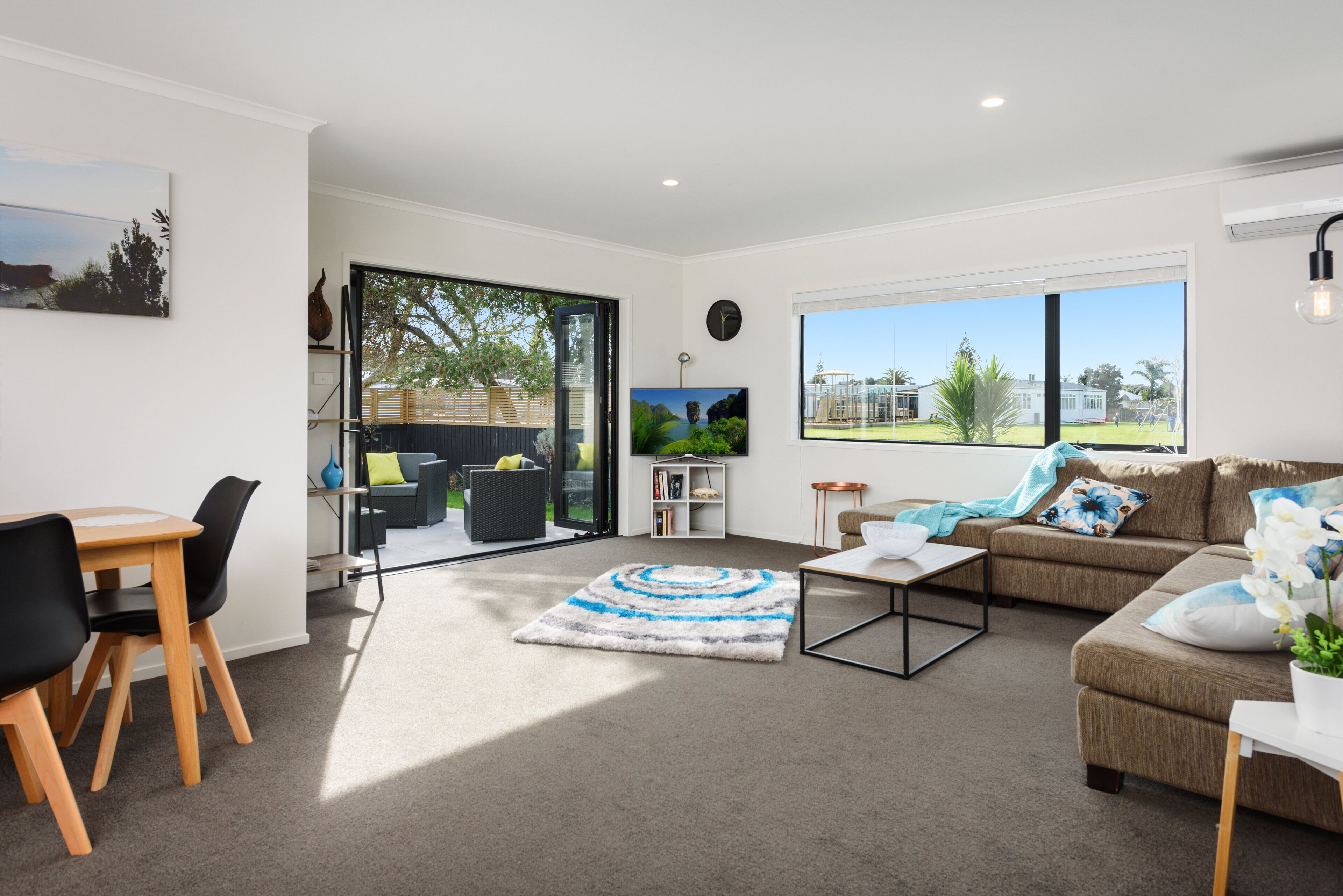 Smart TV, books, stereo