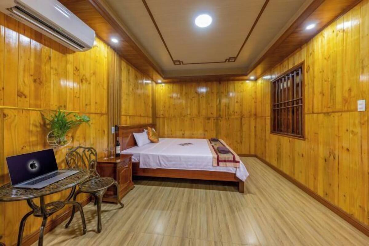 1 bedroom, hypo-allergenic bedding available, down comforters, desk