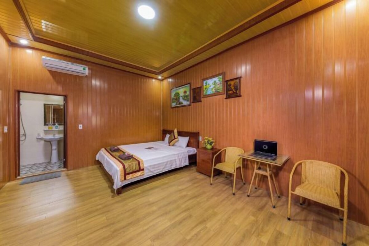 1 bedroom, hypo-allergenic bedding available, down comforters, desk