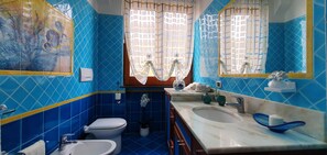 Regadera, secadora de cabello, bidet, toallas 