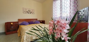 2 bedrooms, in-room safe, iron/ironing board, WiFi