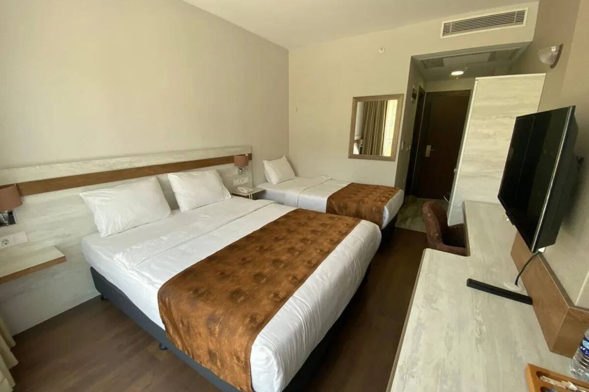 Roupas de cama premium, frigobar, cofres nos quartos, escrivaninha