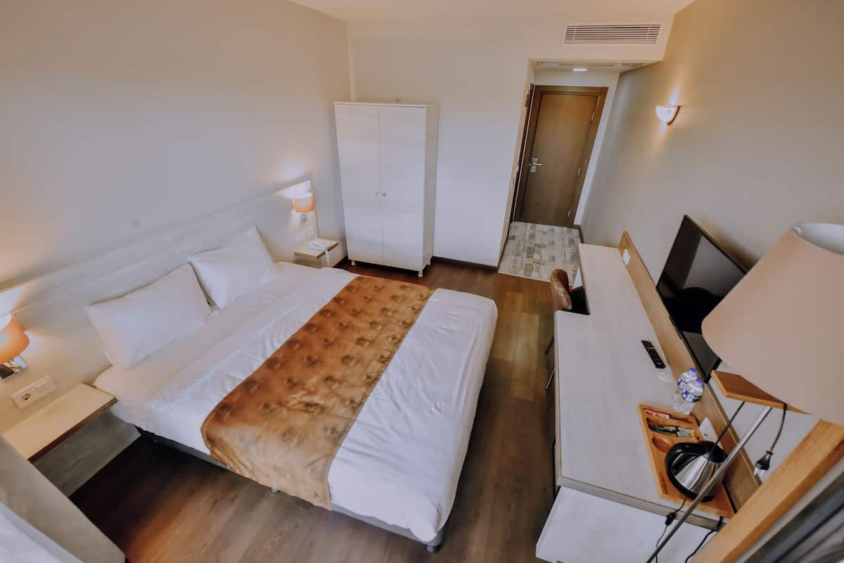 Quarto casal standard, vista para o vale | Roupas de cama premium, frigobar, cofres nos quartos, escrivaninha