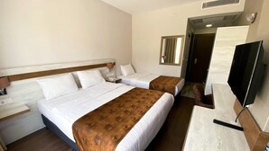 Familierom | Sengetøy av topp kvalitet, minibar, safe på rommet og skrivebord