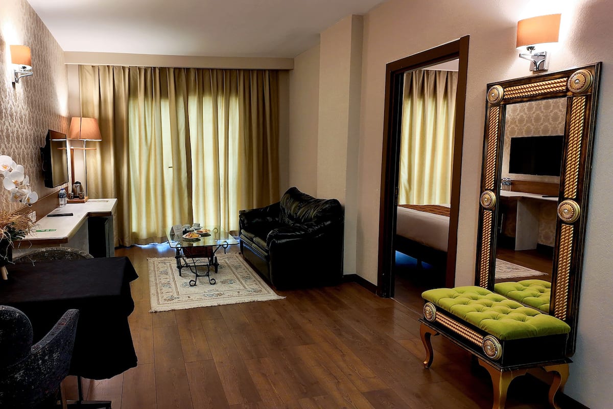 Roupas de cama premium, frigobar, cofres nos quartos, escrivaninha