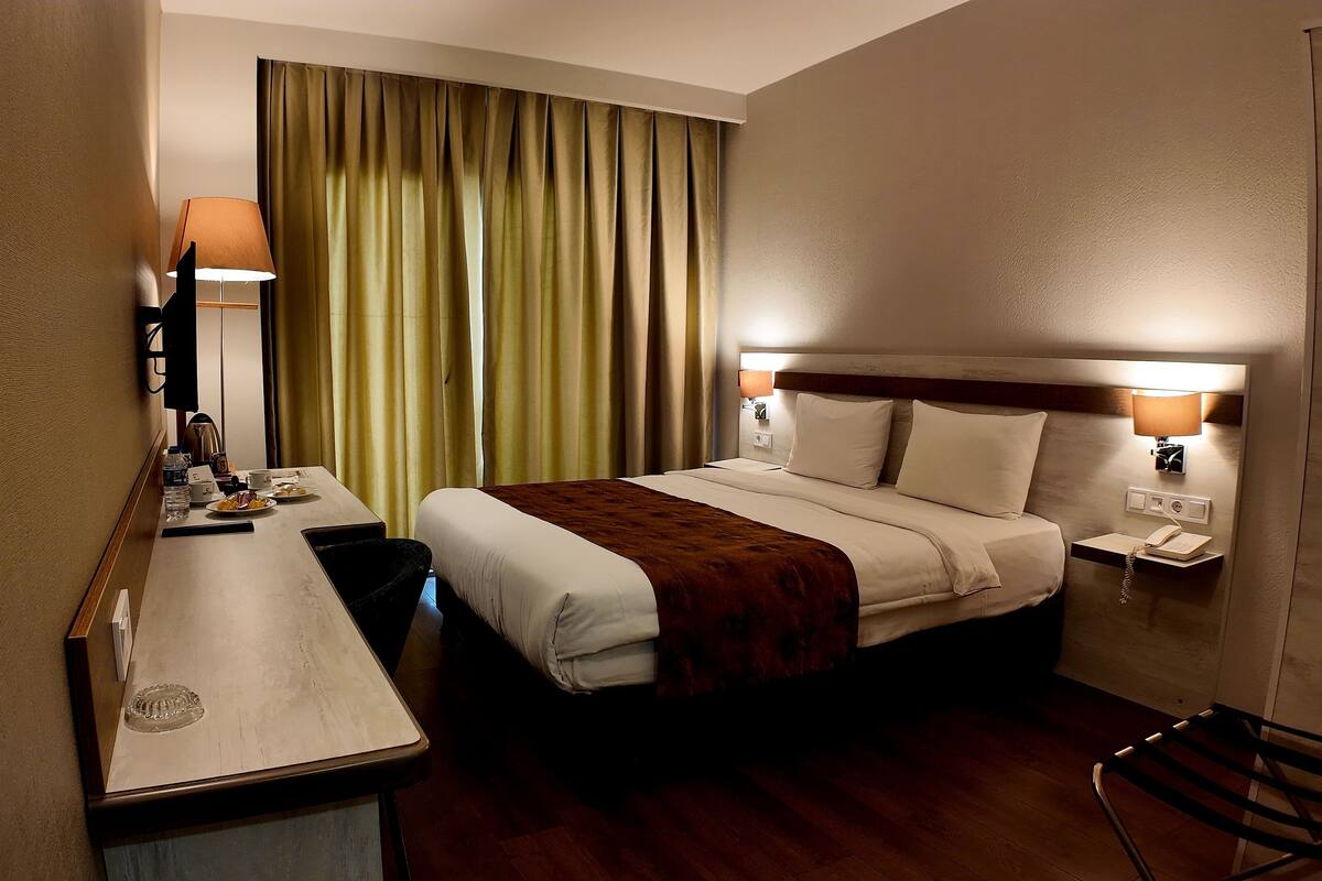 Roupas de cama premium, frigobar, cofres nos quartos, escrivaninha