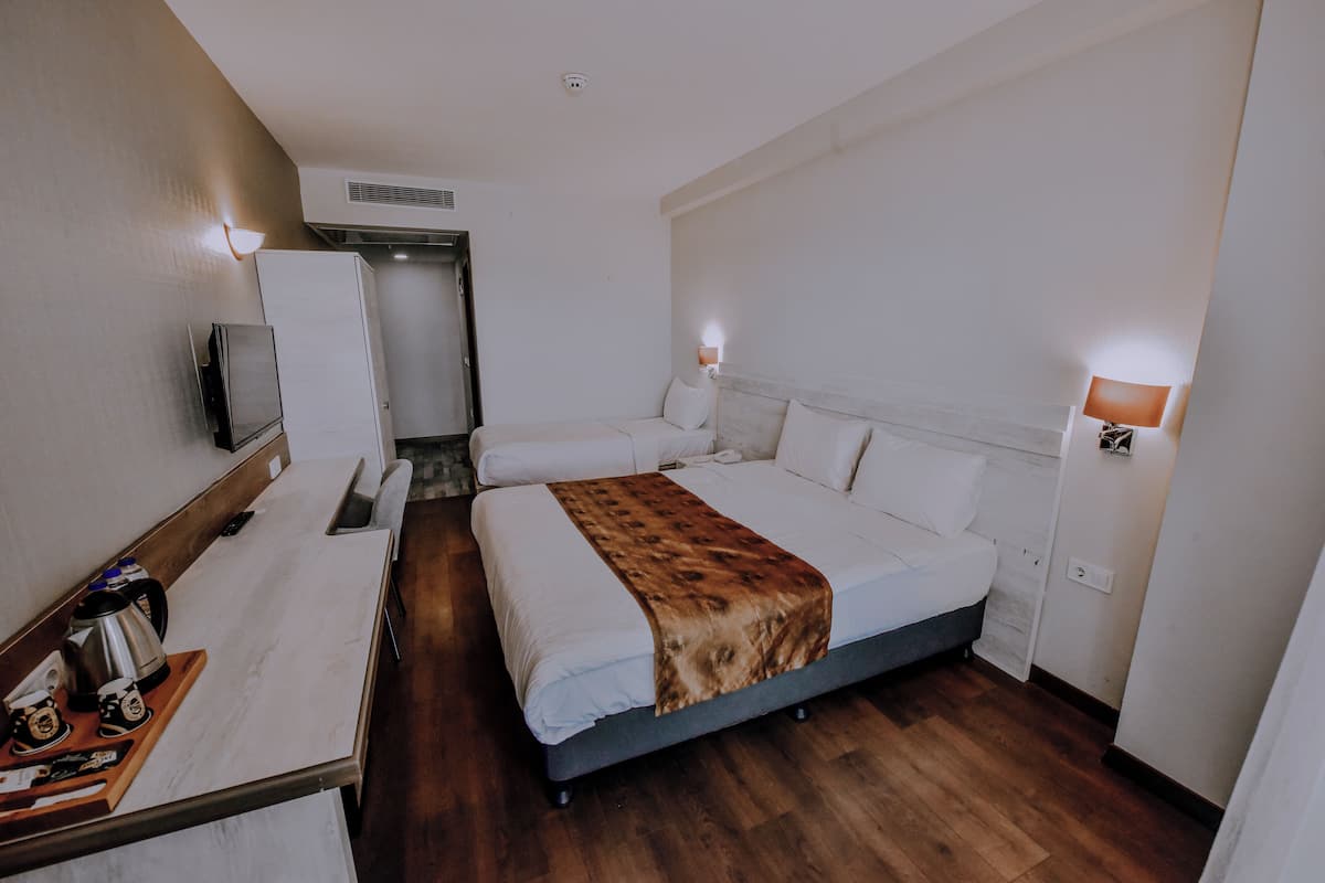 Quarto família | Roupas de cama premium, frigobar, cofres nos quartos, escrivaninha