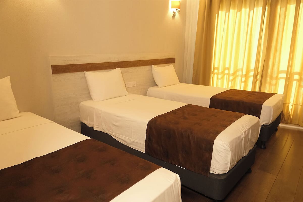Quarto triplo standard | Roupas de cama premium, frigobar, cofres nos quartos, escrivaninha