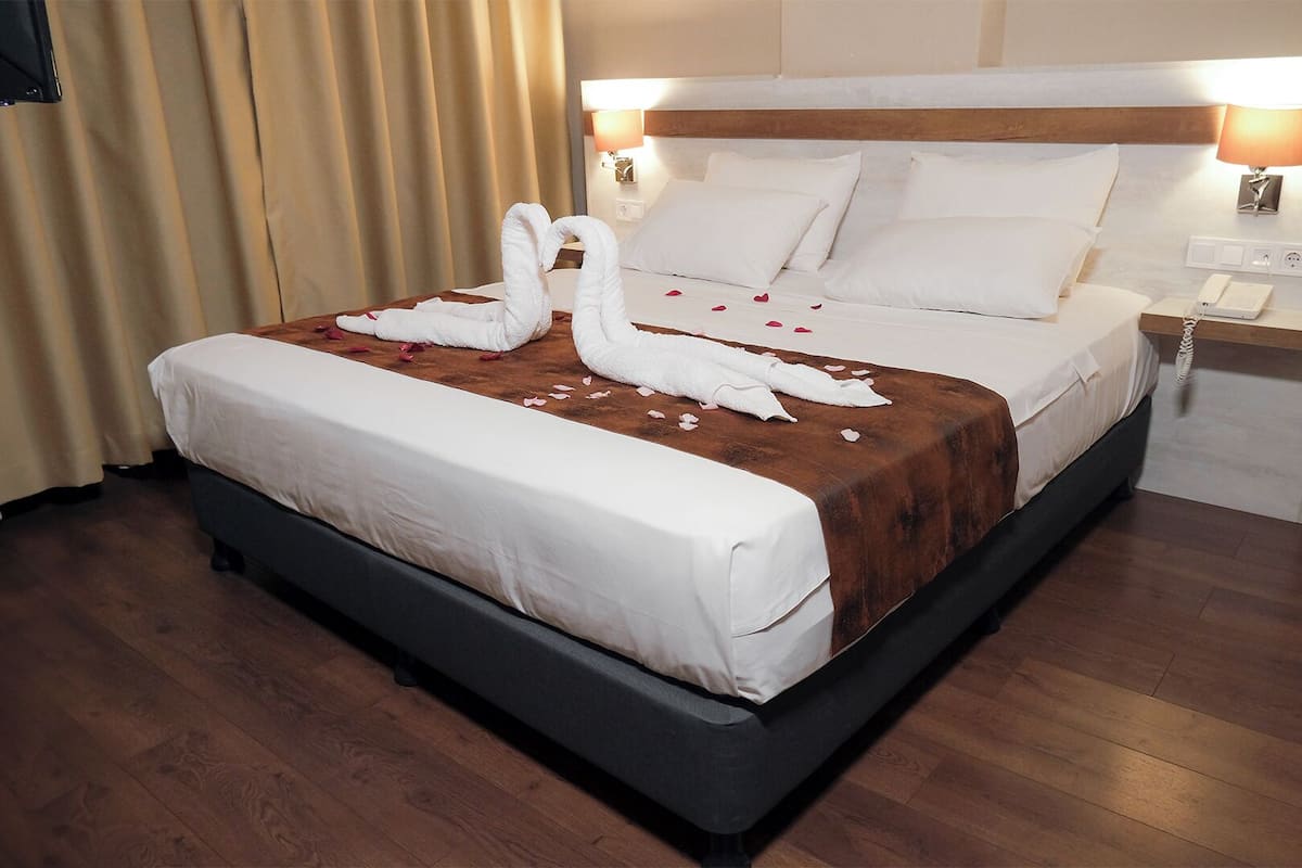 Roupas de cama premium, frigobar, cofres nos quartos, escrivaninha