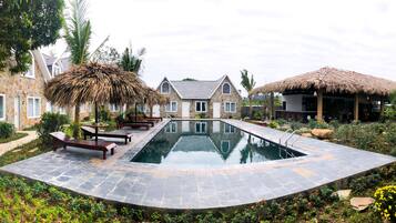 Kolam renang outdoor, dengan kursi berjemur