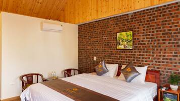 Kamar Double Deluks, 1 Tempat Tidur King, pemandangan kebun | Minibar, meja kerja, ruang kerja ramah laptop, dan kedap suara