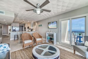 Televisión, reproductor de DVD y oficina 