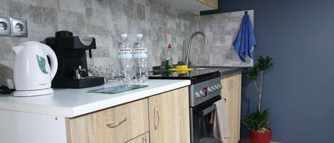 Kjøleskap og mikrobølgeovn