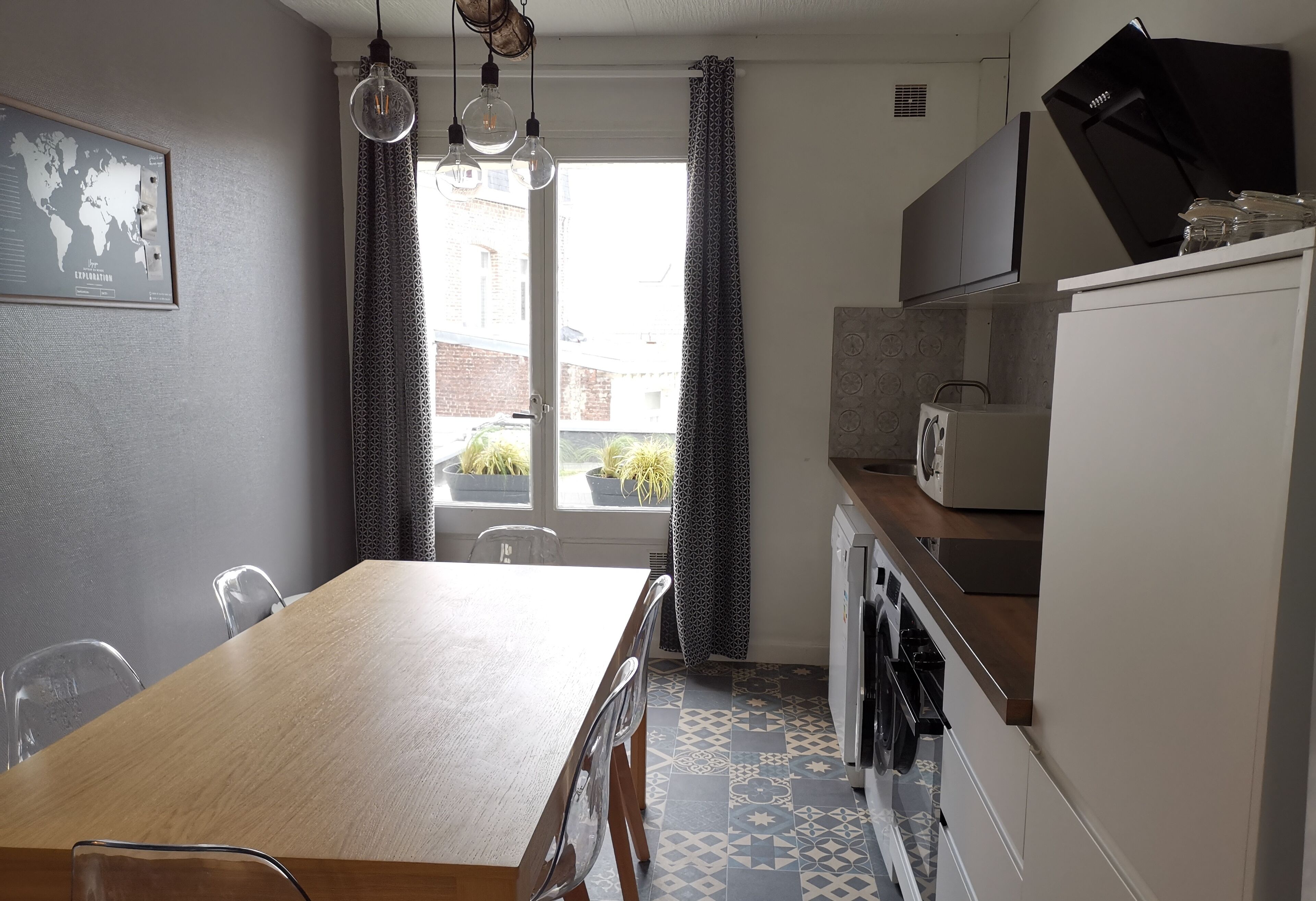 Mikrobølgeovn, oppvaskmaskin, kaffetrakter/tekoker og kjøkkenutstyr